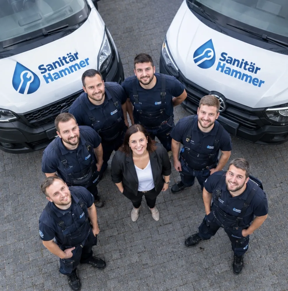 Das Team von Sanitär Hammer vor den Firmenfahrzeugen